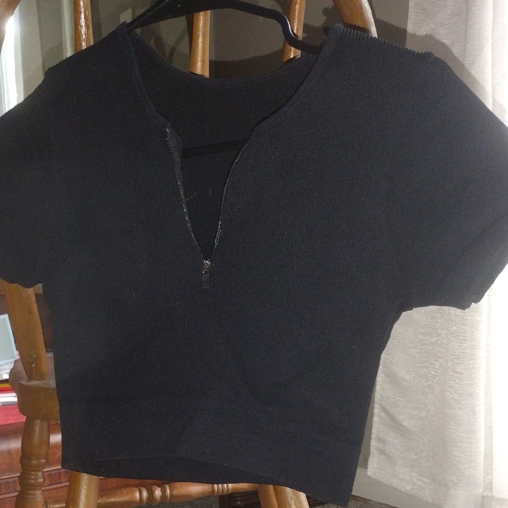 Cropped Black Zippered Women's Athletic Top